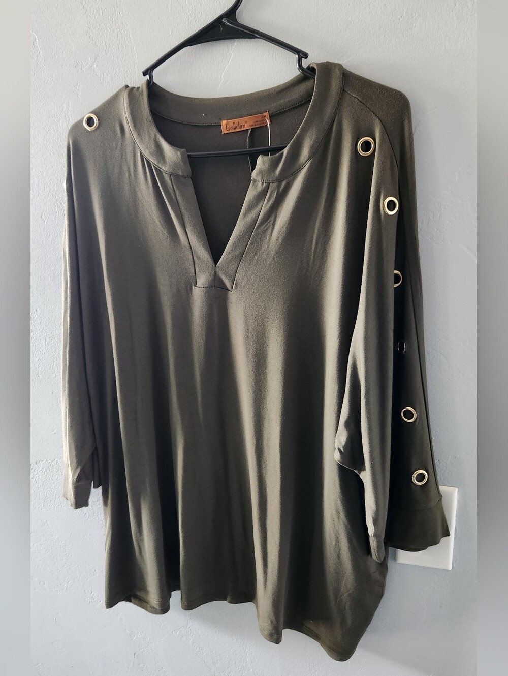 🆕️belldini 2X V-Neck With Eyelet Openings On Sleeve Top